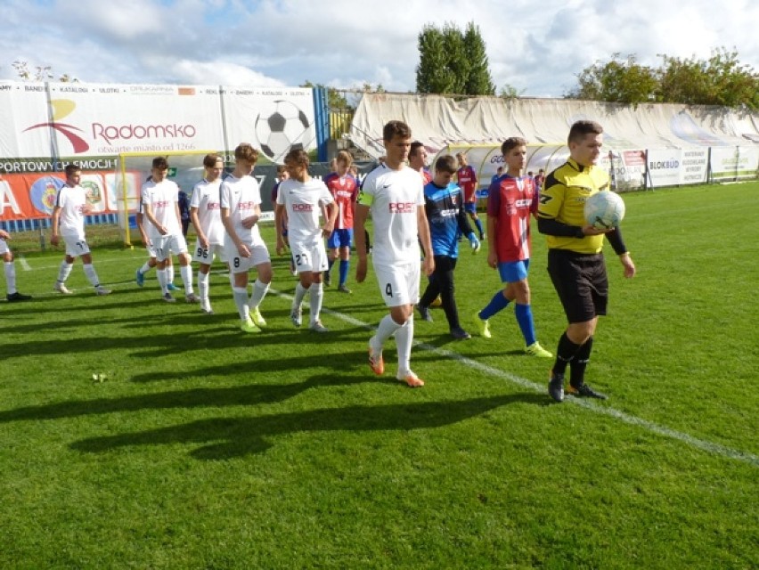 Sporting Radomsko (białe koszulki) gra z KKS Koluszki