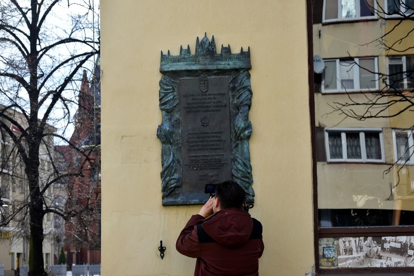 Złożenie kwiatów pod tablicą "Węgierską" w Legnicy, zobaczcie zdjęcia