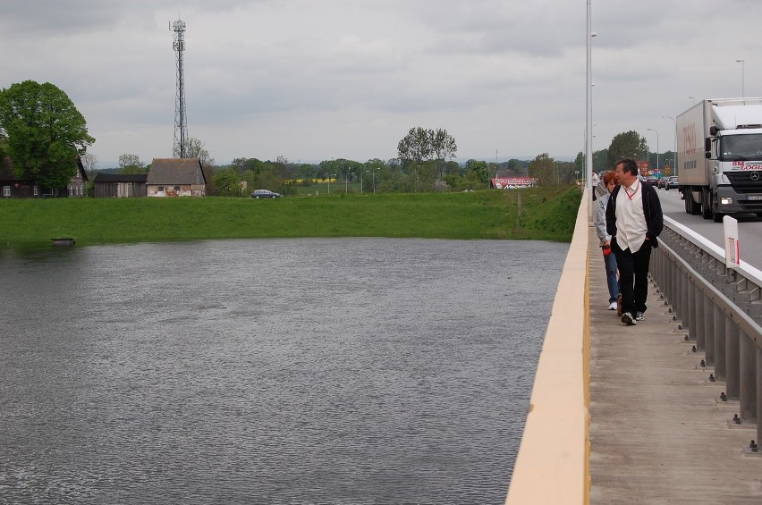 Woda zalala już poldery. Zdjęcie zrobione w poniedizałek,...