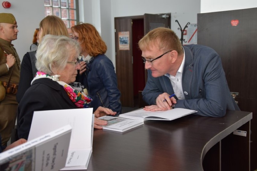 Na spotkaniu autorskim w  w filii bibliotecznej w Kątach...