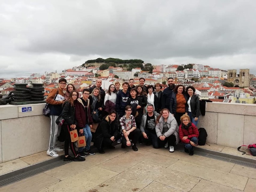 Uczniowie z wieluńskiego Katolika wyruszyli w podróż do Portugalii [FOTO]