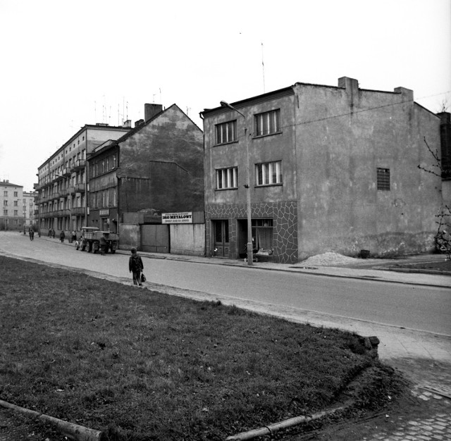 -&nbsp;Od tamtych czasów wyburzono kilka budynków i wybudowano nowe. Na dzisiejszej Drzymały trudno szukać już budynków po byłym Zakładzie Metalowym Spółdzielni "Raciborzanka" - mówi Bolesław Stachow, artysta fotografik z Raciborza.
Zakład został wyburzony, a w jego miejscu zbudowano bloki kolejowe.