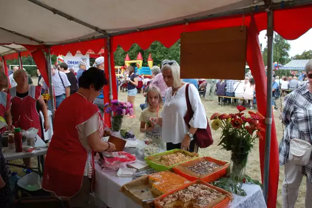 Już po raz dziewiąty w Goryszewie (gm. Mogilno) odbyło się Święto Kaszy. Festyn  otworzyli Zdzisława Budzyńska, przewodnicząca Koła Gospodyń Wiejskich i Mirosław Leszczyński, naczelnik miejscowej jednostki Ochotniczej Straży Pożarnej, którzy przypomnieli najważniejsze fakty z historii wsi i młynów wodnych na rzece Pannie w tej miejscowości niegdyś istniejących. Sprzyjająca pogoda, ciekawy program, spowodowały, że do Goryszewa tłumnie przybyli  mieszkańcy wsi i okolicy. 

Po raz kolejny przybyli na festyn cykliści skupieni w oddziale PTTK w Kruszwicy. Uczestnicy mieli okazję skosztować wspaniałych potraw z kaszy, przygotowanych przez gospodynie z KGW z Wszednia, Kwieciszewa, Lubieszewa, Józefowa, Domu Pomocy Społecznej w Siemionkach i Goryszewa. Na okolicznościowo udekorowanych stoiskach znalazły się rozmaite smakowitości z kaszą jęczmienną, gryczaną i jaglaną. Jak co roku powodzeniem cieszyła się regionalna kapusta z kaszą z kuchni polowej i krupnik.

Na amatorów czekała również kaszanka z grilla. Niezwykłym powodzeniem cieszyła się loteria, w której każdy los wygrywał. Dzieci bawiły się w wesołym miasteczku. Zainteresowaniem cieszyły się trofea na stoisku kolekcjonerskim.

W czasie festynu wystąpiły oklaskiwane przez widzów zespoły - wokalny „Kalina” z Chabska w koncercie pieśni patriotycznej  oraz kapela podwórkowa „No to cyk” ze Złotowa.


Zobacz wideo. Jak napisać dobre CV? 

