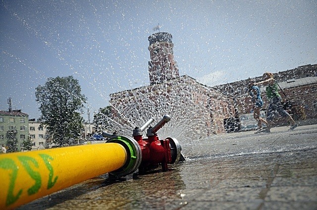 Częstochowa: Miasto ustawiło na Placu Biegańskiego kurtyny wodne, aby złagodzić skutki upałów