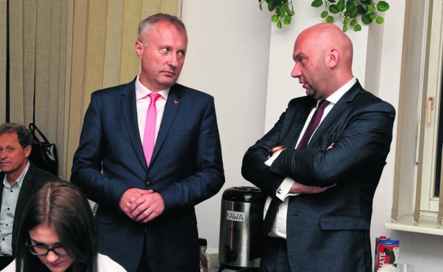 Prezydent Ludomir Handzel (z lewej)powierzył zorganizowanie pracy w Urzędzie Miasta swojemu zastępcy Arturowi Bochenkowi. Ten ostro zabrał się do pracy