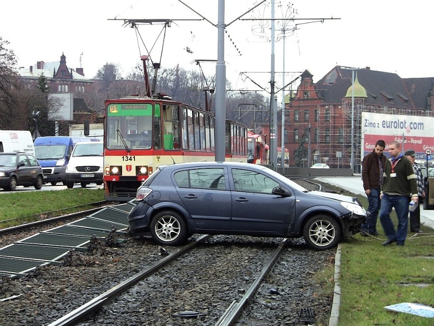 Gdańsk. Samochód skosił świata i barierki na Wałach Jagiellońskich [ZDJĘCIA]