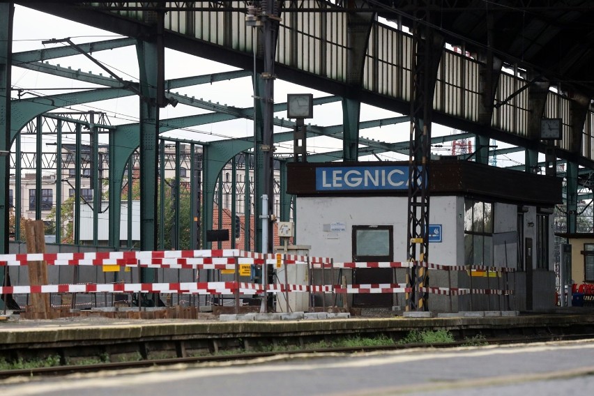 Remont dworca PKP w Legnicy, perony zamknięte dla podróżnych [ZDJĘCIA]