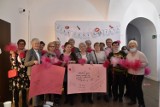 Dzień Kobiet w Klubie Seniora w Śremie. Różowe pompony z delikatnego tiulu i muzyka - tak Dzień Kobiet spędzały seniorki ze Śremu