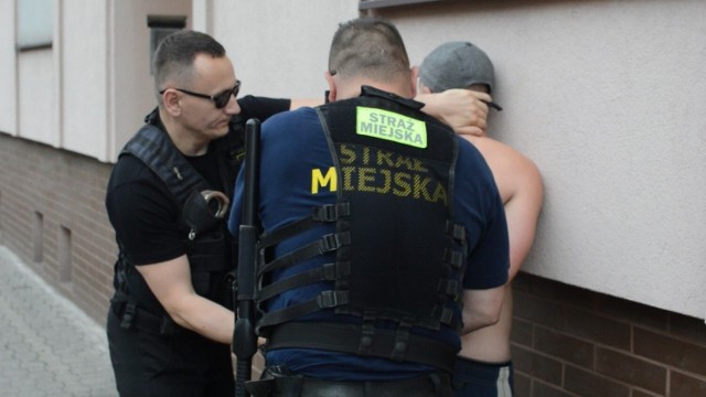 Mężczyzna kopał samochód na ulicy 3 maja we Włocławku, znieważył strażników miejskich i naruszył ich nietykalność. / zdjęcie ilustracyjne