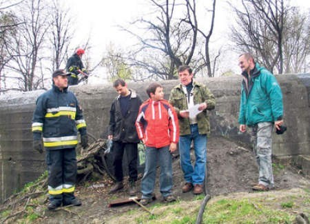 W oczyszczaniu bunkra członkom stowarzyszenia: Tomaszowi Wojdyle, Wojciechowi Przetacznikowi i Bogdanowi Kozubikowi pomagali świętochłowiccy strażacy.