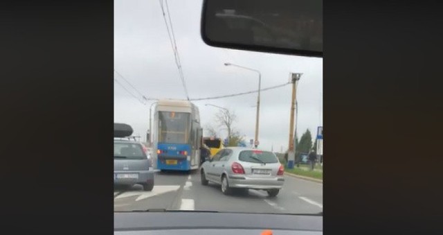 Do wypadku doszło na wysokości stacji paliw Lotos kilka minut przed godz. 11. W wyniku zderzenia nie ma osób poszkodowanych. Ruch samochodów w stronę Żmigrodzkiej przez krótki czas był utrudniony