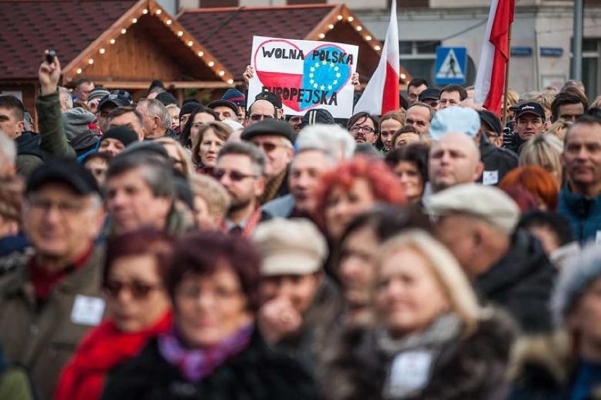 Zdjęcie archiwalne z manifestacji KOD Koszalin.