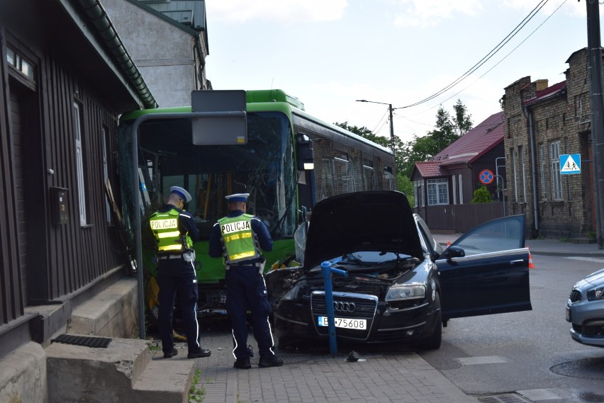 Wypadek drogowy na ulicy Wigierskiej w Suwałkach. Dwie osoby trafiły do szpitala (Zdjęcia)
