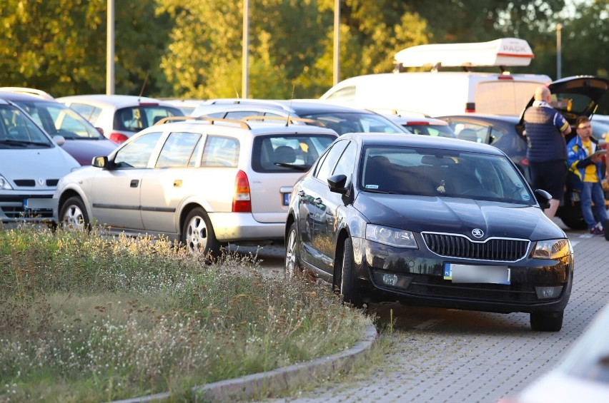 Toruń. Problemy z parkowaniem przy Motoarenie podczas meczów żużlowych