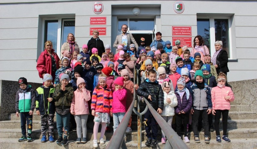 Dzieci ze Szkoły Podstawowej z wizytą u burmistrza Dąbrowy Białostockiej