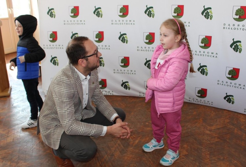 Dzieci ze Szkoły Podstawowej z wizytą u burmistrza Dąbrowy Białostockiej