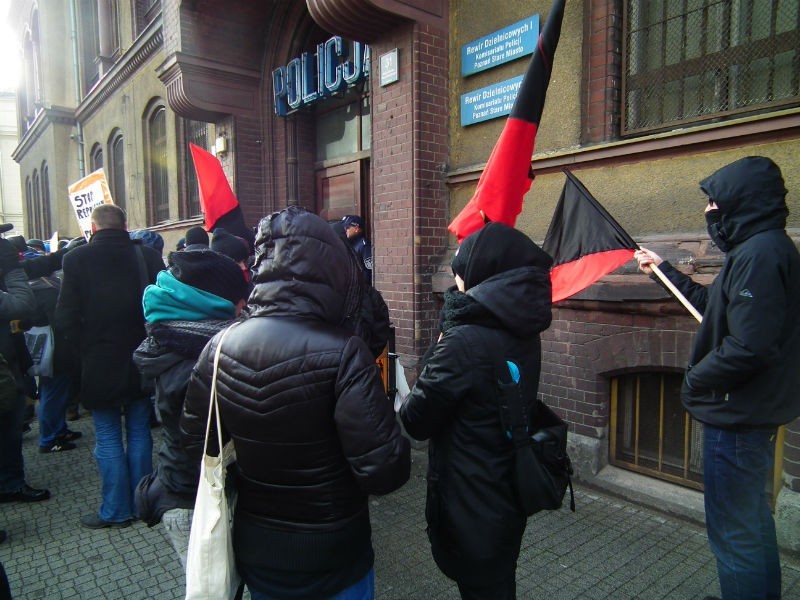 Protest anarchistów przed komisariatem przy Al....