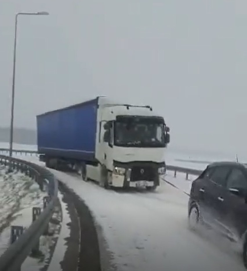 Atak zimy w Łódzkiem. Osobówką wyciągał pod górkę samochody ciężarowe [ZDJĘCIA, FILM]