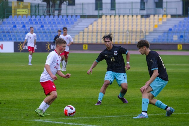 Reprezentacja Polski do lat 17 wygrała z Austrią 4:2 (2:2) w ostatnim meczu I rundy eliminacji mistrzostw Europy. Spotkanie odbyło się w Toruniu.