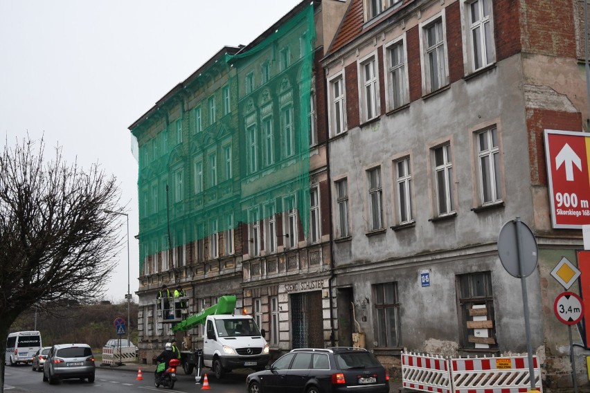 Siatka ma chronić pieszych i pojazdy przed spadającymi...