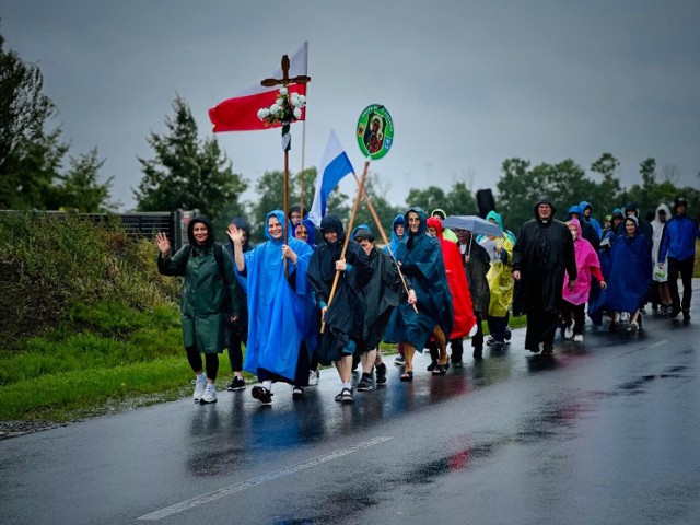 Grupa Biało-Zielona z Jarocina i z Pleszewa wyruszyła na Jasną Górę. Nawet deszcz nie był dla nich żadną przeszkodą