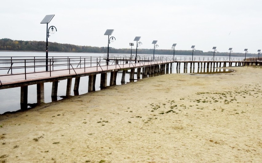 Jezioro Głębokie koło Międzyrzecza: stan plaży i pomostów w...