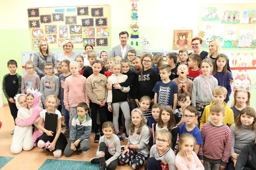 Szkoła Podstawowa nr 18 w Kaliszu otrzymała szafki dla uczniów. ZDJĘCIA