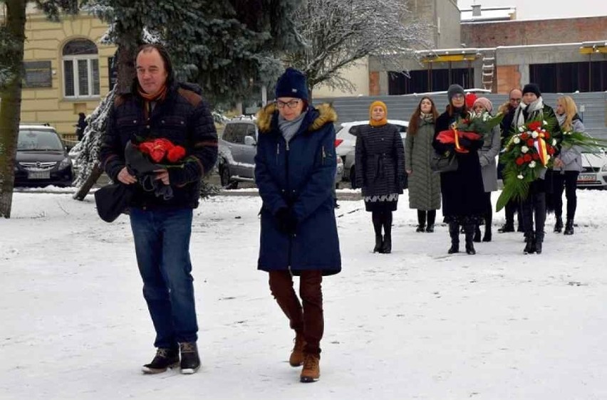 W 161. rocznicę urodzin Jana Kasprowicza pod jego pomnikiem w Inowrocławiu złożono kwiaty