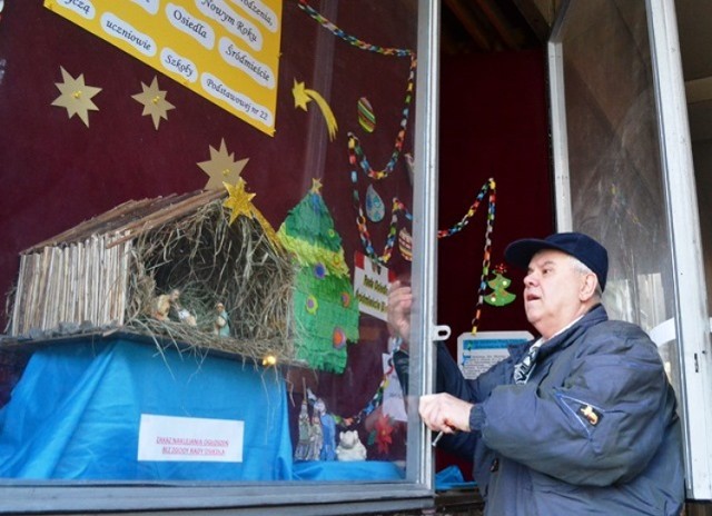 Krzysztof Sumera przy gablocie, którą opiekuje się z ramienia rady osiedla Śródmieście Bielsko
