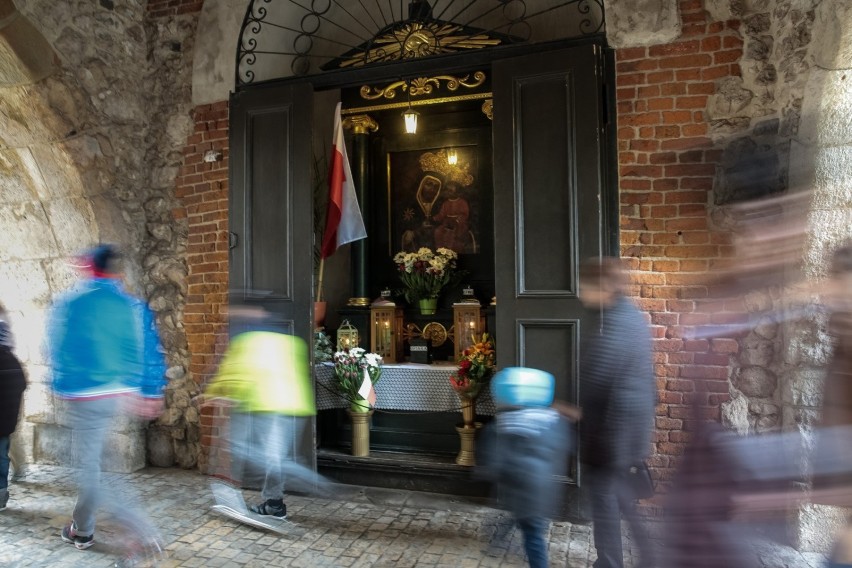 Kamieniem w ołtarzyk w Bramie Floriańskiej rzucił bezdomny