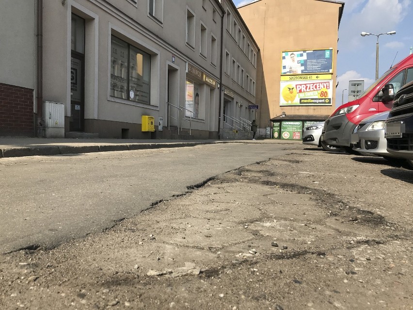 Koszmarek z ulicy Mickiewicza do poprawki. Będzie nowy chodnik, parking i oświetlenie