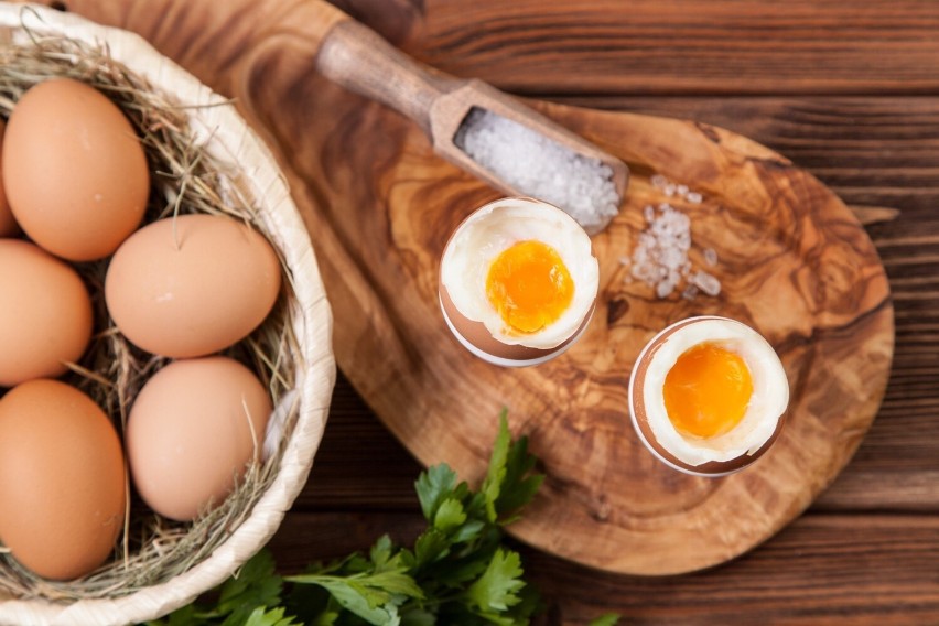 Jajka na miękko to najzdrowszy sposób przygotowania jajka....