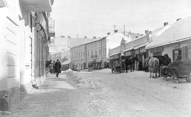 Lata 1930-1940 , Ulica Jagiellońska w Sanoku zimą – widok w kierunku północnym.