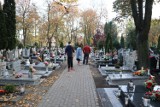 Spory ruch na cmentarzu przy ulicy Kąkolewskiej. To jedyne takie dni w roku ZDJĘCIA