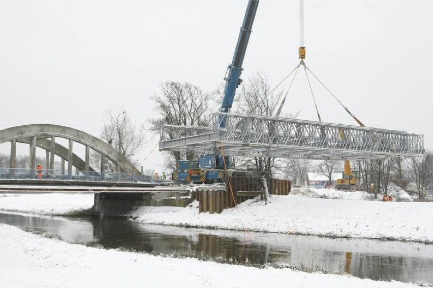 - Część prac – jak przywiezienie i złożenie konstrukcji –...