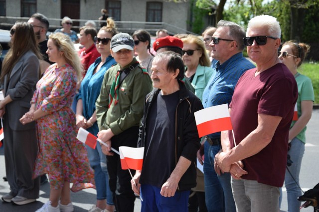 Dzień Flagi Rzeczpospolitej Polskiej był okazją do uroczystości. Zorganizowano je tradycyjnie  przed starostwem przy ulicy Złotnickiego w Zduńskiej Woli.