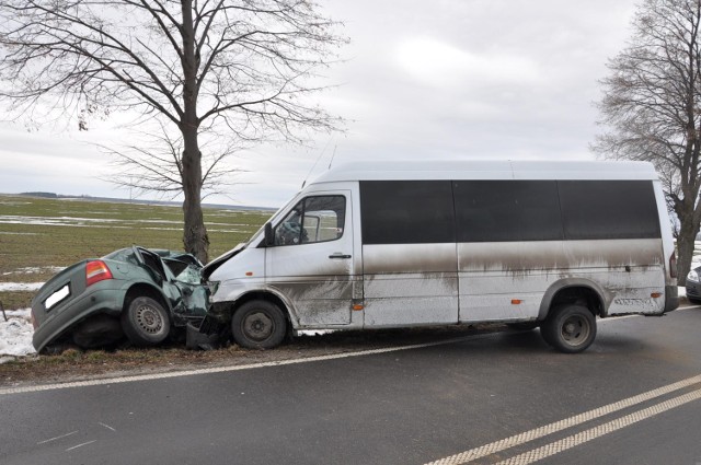 Do zderzenia busa i samochodu osobowego doszło około godziny 7.30. Jak informują nasi czytelnicy w tym miejscu jest zwężenie drogi, co mogło być przyczyną tego zdarzenia.