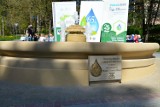 Olkusz. Dolinka na osiedlu Młodych ma nową fontannę. To dar od miejskich wodociągów, na jubileusz 65-lecia przedsiębiorstwa [ZDJĘCIA]