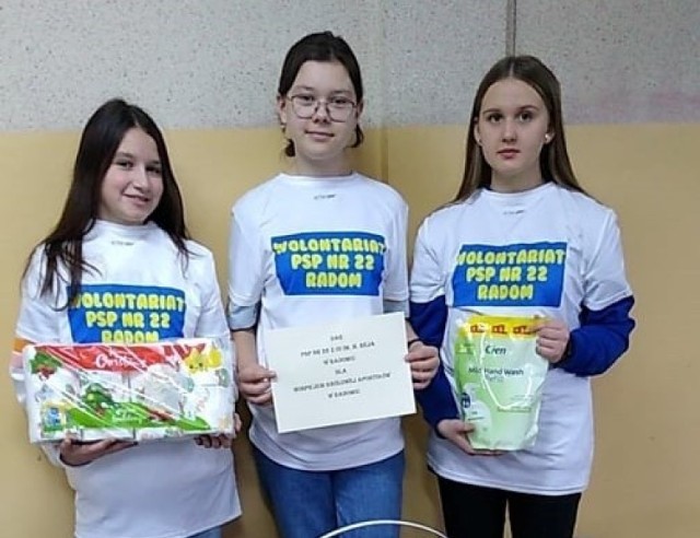 Młodzież ze szkoły podstawowej numer 22 w Radomiu zbierała dary dla potrzebujących.
