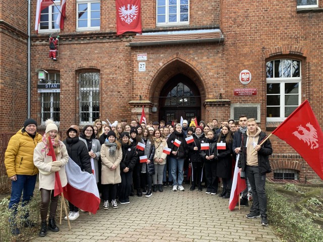 Międzychodzcy licealiści z flagami przemaszerowali z budynku szkoły pod Pomnik Powstańców Wielkopolskich w Międzychodzie (27.12.2022).