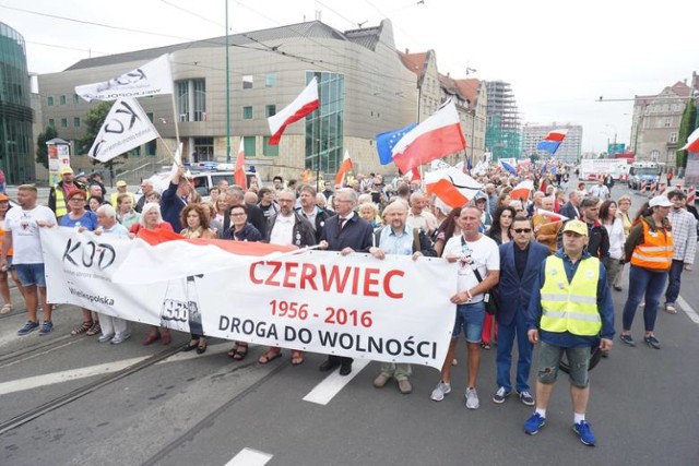 Marsz KOD-u rozpoczął się punktualnie o godzinie 12:00. Uczestnicy ruszyli spod bramy Międzynarodowych Targów Poznańskich na ulicy Grunwaldzkiej, potem przeszli na Plac Mickiewicza.