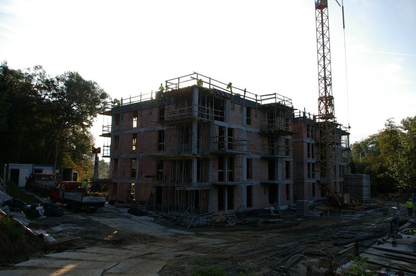 Jeszcze miesiąc  i w Szklanych Tarasach przykryty zostanie pierwszy blok. Przez lato budowa nabrała tempa