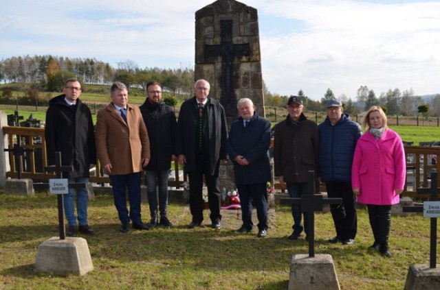 Delegacja Austriackiego Czarnego Krzyża i przedstawiciele samorządu Gminy Kołaczyce złożyli kwiaty i zapalili znicze na cmentarzach wojennych w Kołaczycach, Bieździadce i Sieklówce