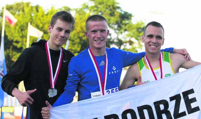 Na podium stanęli (od lewej): Jakub Wróbel, Nikodem Dworczak i Norbert Bogucki