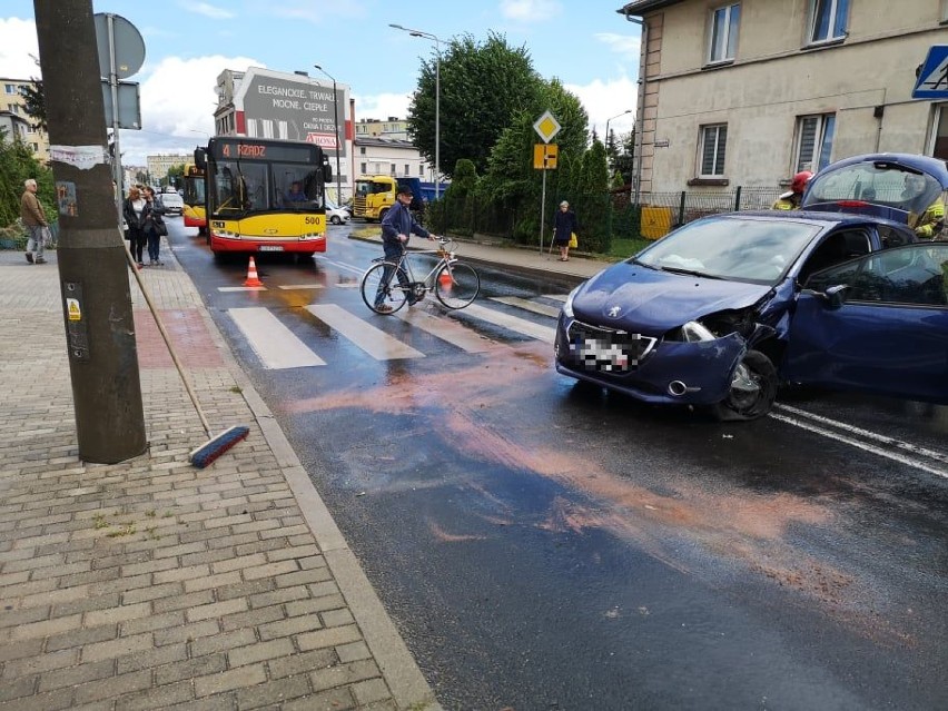 Samochód uderzył w latarnię na ul. Kalinkowej w Grudziądzu [zdjęcia]