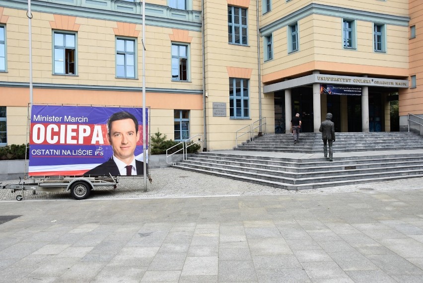 Baner Marcina Ociepy przed gmachem Collegium Maius UO na pl....