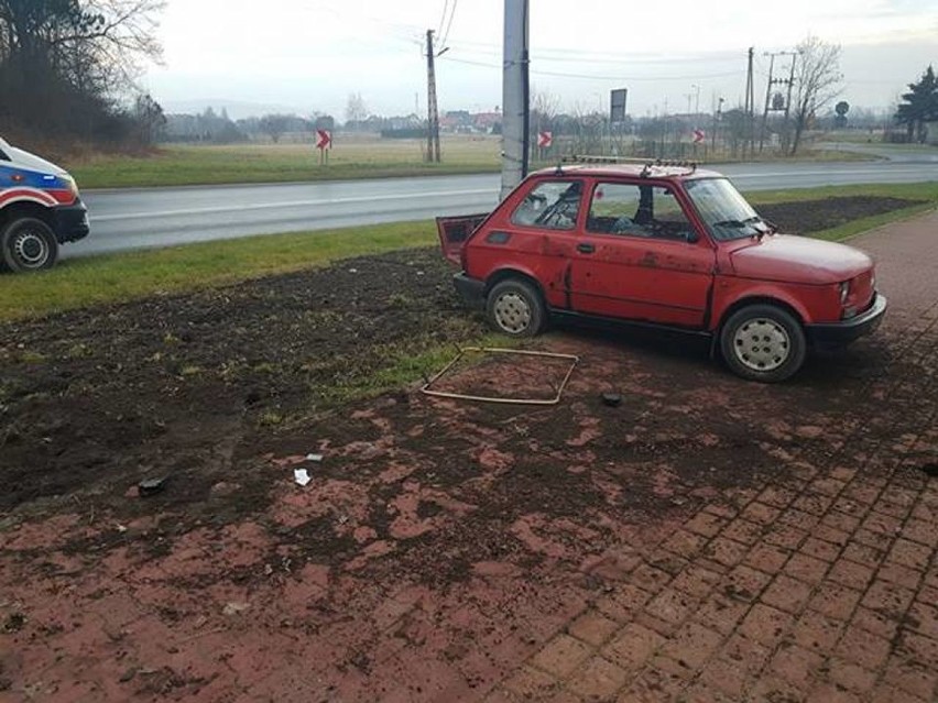 Wypadek w Starym Sączu. Kierowca nie pokonał zakrętu przy wyjeździe z centrum w kierunku Nowego Sącza