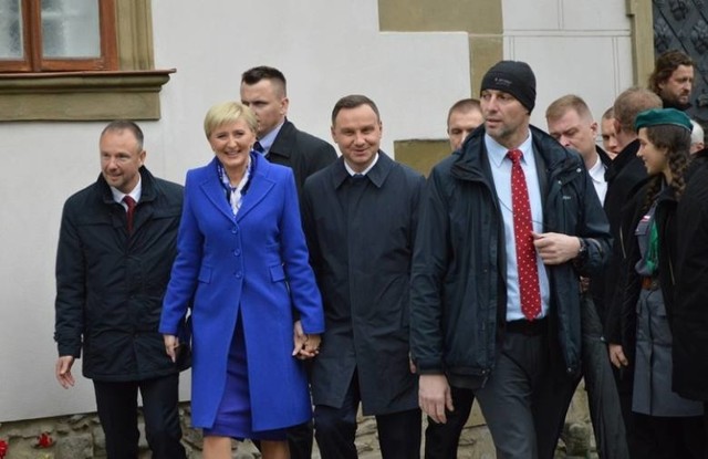 Prezydent RP Andrzej Duda (w środku) odwiedzi w sobotę Ptaszkową