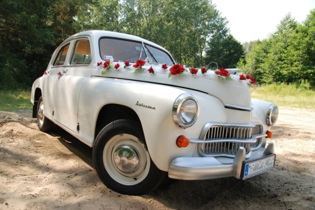 Piękna odrestaurowana Warszawa M20, o numerze rejestracyjny CZN 07A, woziła nowożeńców. W nocy z soboty na niedzielę (29/30 września) samochód został skradziony w miejscowości Piechcin (powiat żniński).