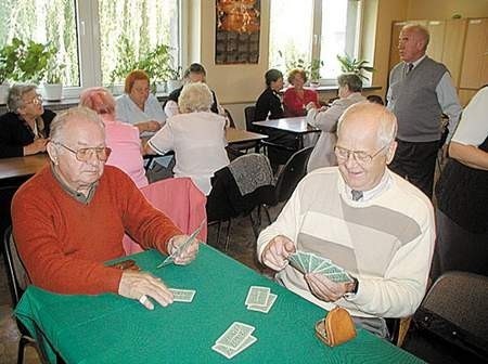 Podczas klubowych spotkań panie rozmawiają przy kawie lub herbacie, a panowie grywają w karty